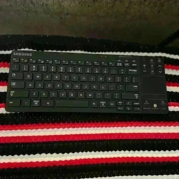 Samsung Bluetooth Keyboard with remote functionality & track pad. 2AA batteries - Picture 3 of 6